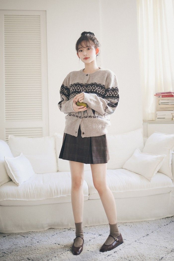Kiểu áo ''bà ngoại'' khiến các chị em mê mệt, biết cách diện khéo léo sẽ trông trẻ hơn gấp 10 lần - Ảnh 3. Kiểu áo ''bà ngoại'' khiến các chị em mê mệt, biết cách diện khéo léo sẽ trông trẻ hơn gấp 10 lần - Ảnh 3.