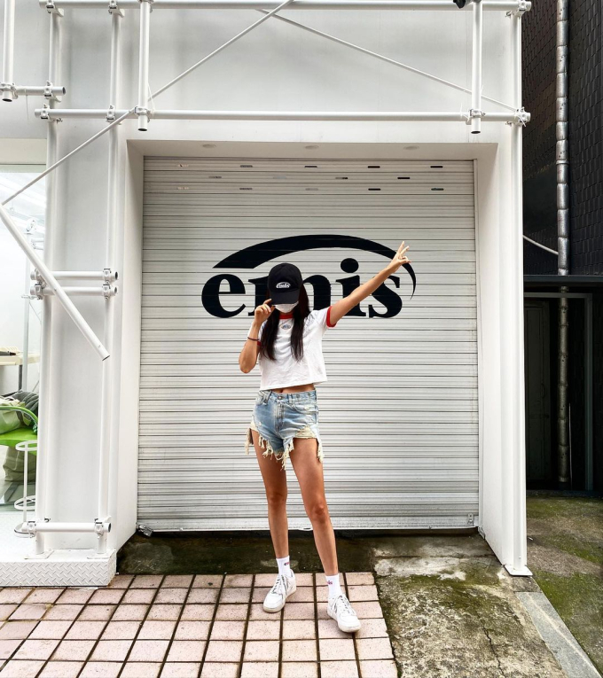 ''Chị đẹp'' U40 trong Moving gây bất ngờ với style đời thường quá cool, trông trẻ ra đến 5 tuổi - Ảnh 9. ''Chị đẹp'' U40 trong Moving gây bất ngờ với style đời thường quá cool, trông trẻ ra đến 5 tuổi - Ảnh 9.