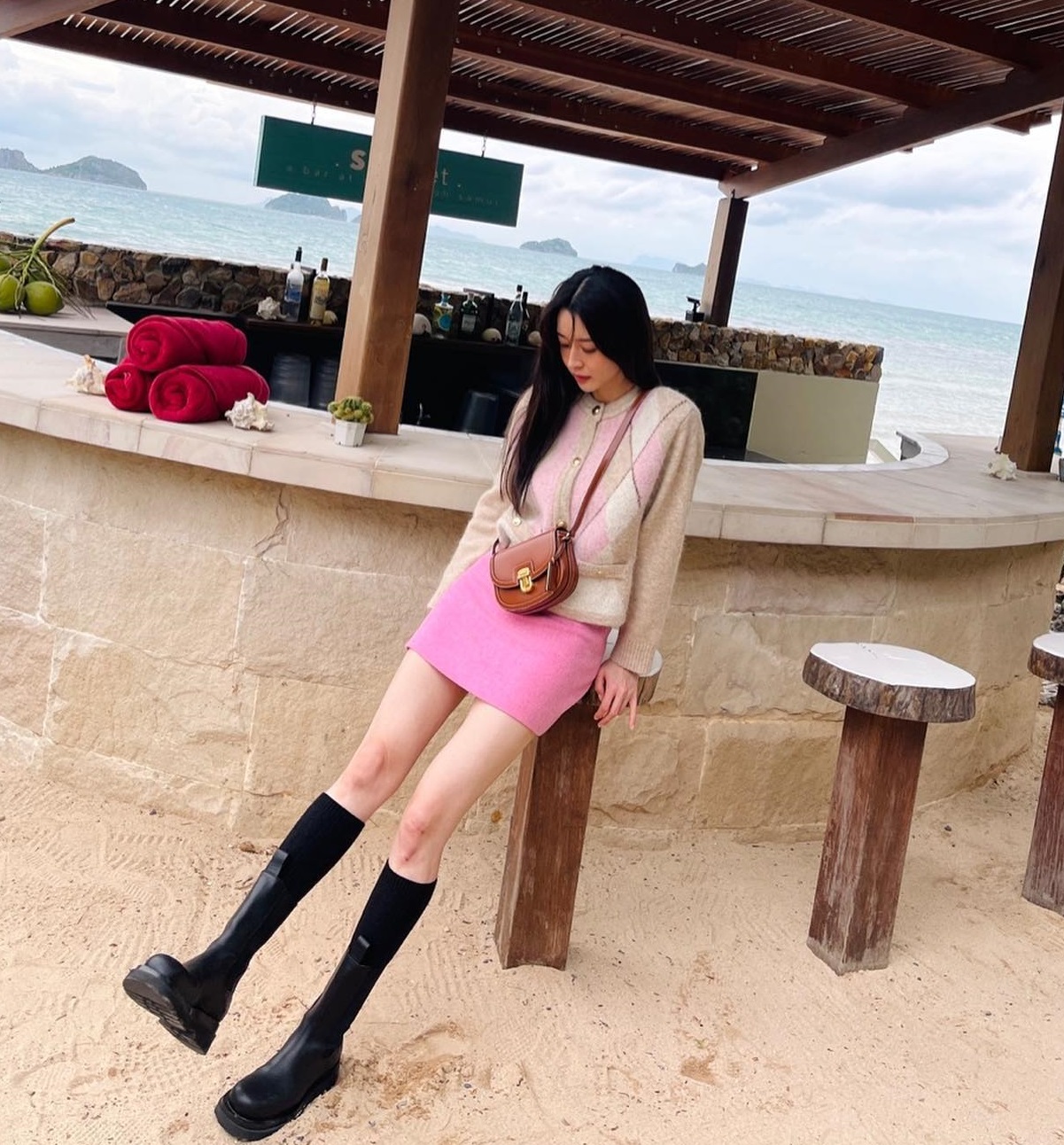 Nữ phụ 32 tuổi của "Tầng Lớp Itaewon" gợi ý 10 set đồ trẻ hóa phong cách - Ảnh 7. Nữ phụ 32 tuổi của "Tầng Lớp Itaewon" gợi ý 10 set đồ trẻ hóa phong cách - Ảnh 7.