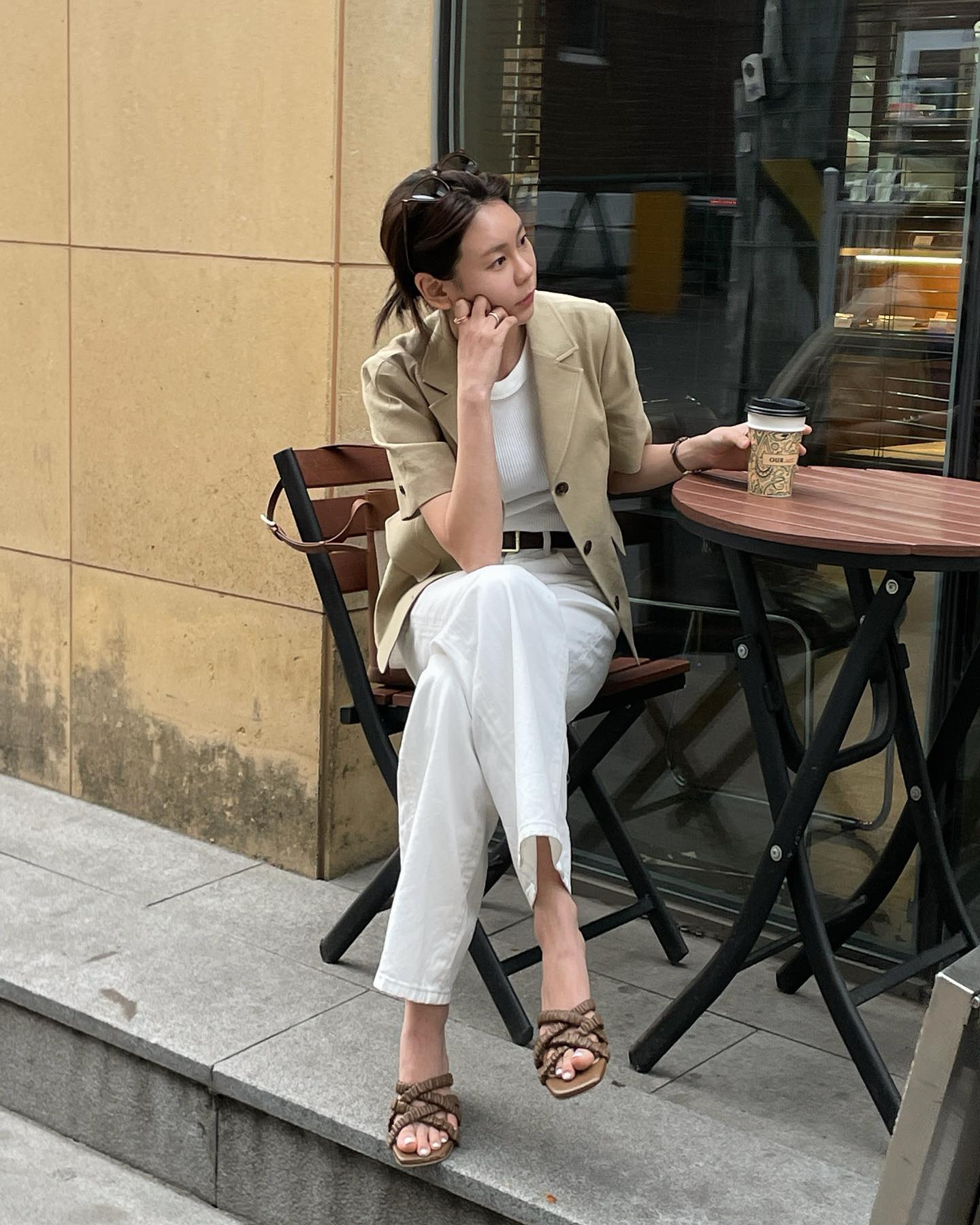 Biến hóa trẻ trung và thanh lịch với 10 cách diện áo blazer cộc tay - Ảnh 1. Biến hóa trẻ trung và thanh lịch với 10 cách diện áo blazer cộc tay - Ảnh 1.