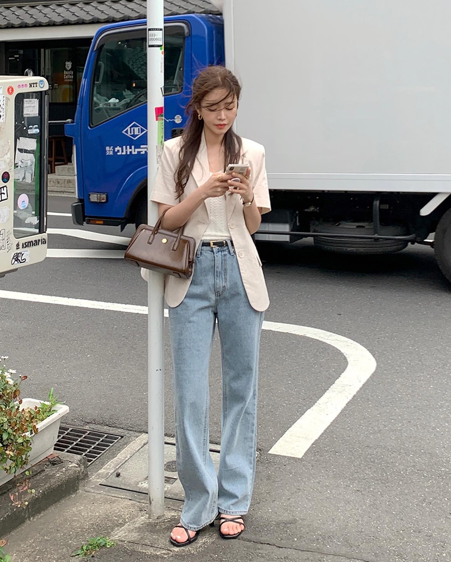 Biến hóa trẻ trung và thanh lịch với 10 cách diện áo blazer cộc tay - Ảnh 2. Biến hóa trẻ trung và thanh lịch với 10 cách diện áo blazer cộc tay - Ảnh 2.