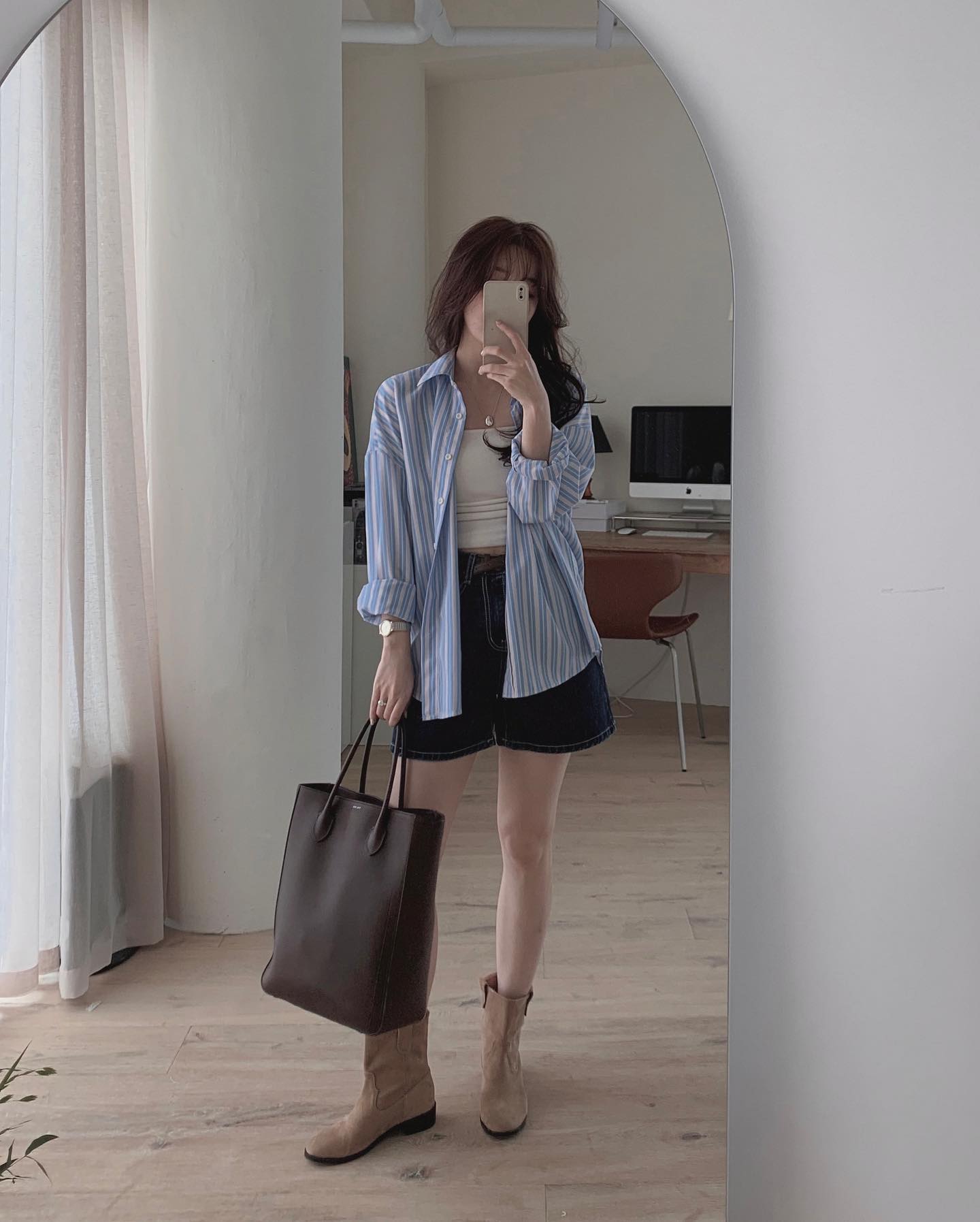 Mặc đẹp với sơ mi kẻ - kiểu áo "đi đâu cũng gặp" trong mùa thu - Ảnh 6. Mặc đẹp với sơ mi kẻ - kiểu áo "đi đâu cũng gặp" trong mùa thu - Ảnh 6.