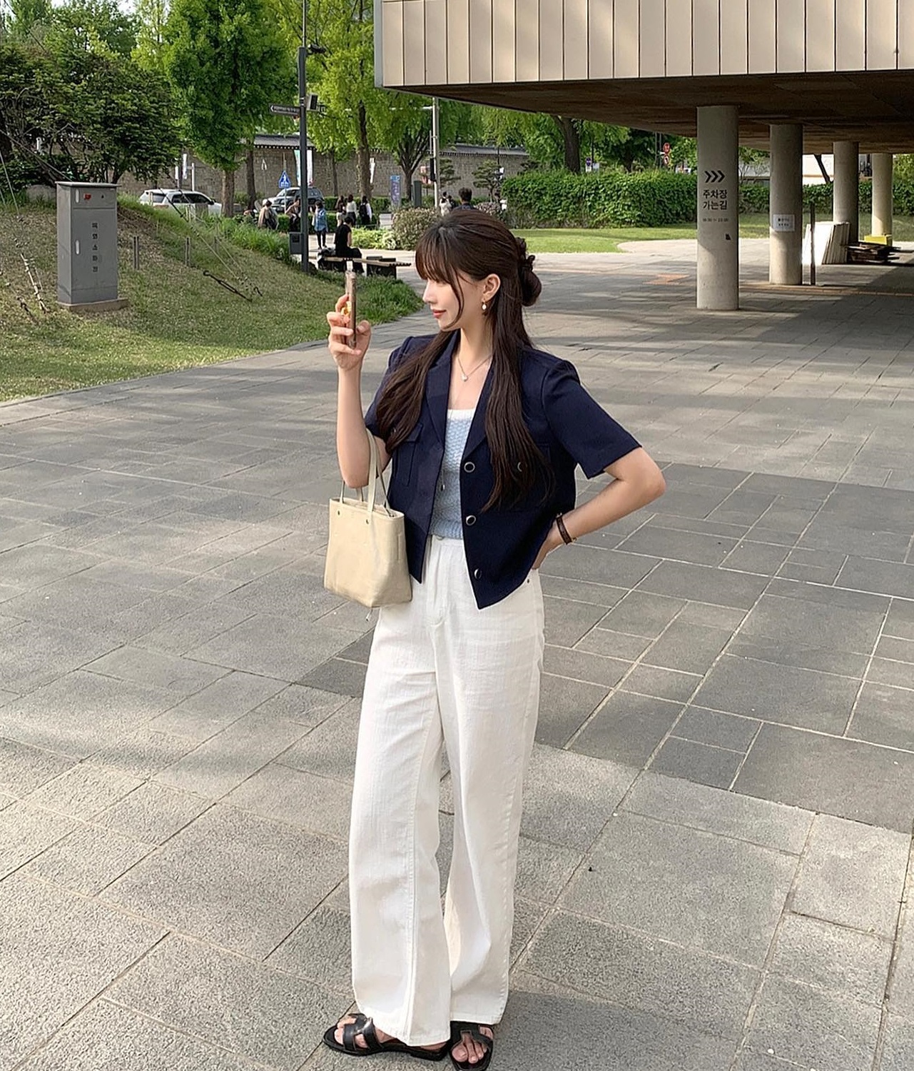 Biến hóa trẻ trung và thanh lịch với 10 cách diện áo blazer cộc tay - Ảnh 3. Biến hóa trẻ trung và thanh lịch với 10 cách diện áo blazer cộc tay - Ảnh 3.