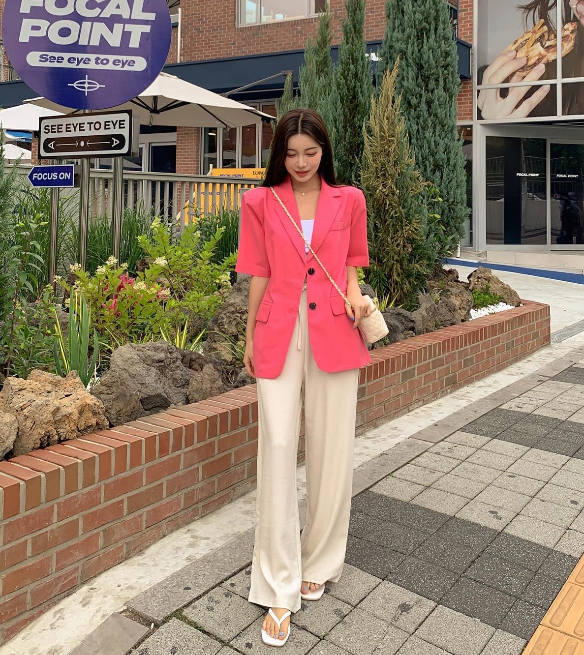Biến hóa trẻ trung và thanh lịch với 10 cách diện áo blazer cộc tay - Ảnh 6. Biến hóa trẻ trung và thanh lịch với 10 cách diện áo blazer cộc tay - Ảnh 6.