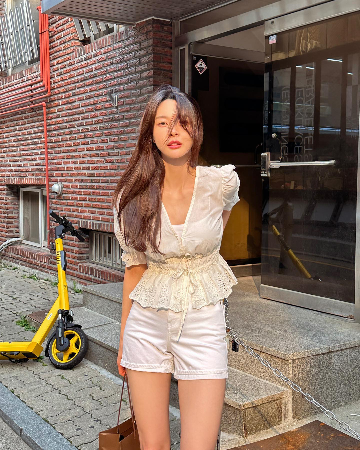 Nữ phụ 32 tuổi của "Tầng Lớp Itaewon" gợi ý 10 set đồ trẻ hóa phong cách - Ảnh 4. Nữ phụ 32 tuổi của "Tầng Lớp Itaewon" gợi ý 10 set đồ trẻ hóa phong cách - Ảnh 4.