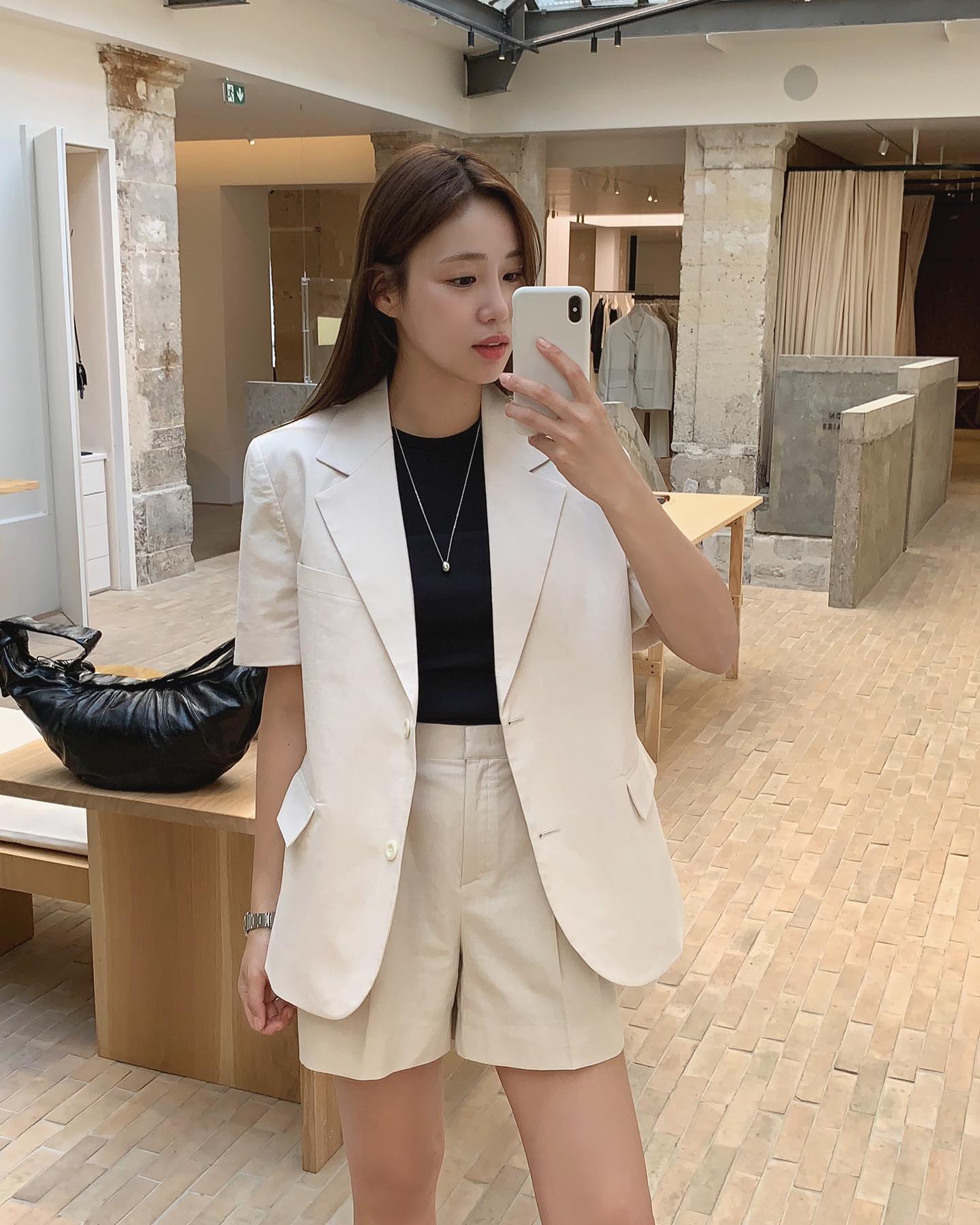 Biến hóa trẻ trung và thanh lịch với 10 cách diện áo blazer cộc tay - Ảnh 10. Biến hóa trẻ trung và thanh lịch với 10 cách diện áo blazer cộc tay - Ảnh 10.