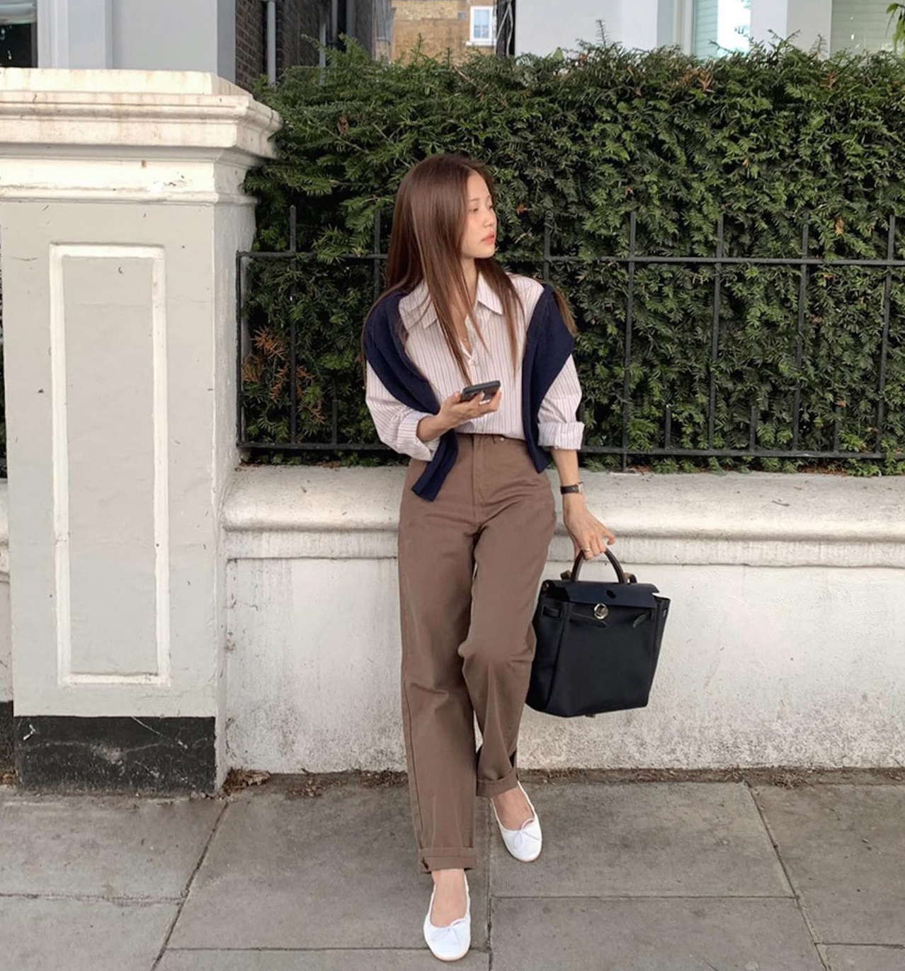 Mặc đẹp với sơ mi kẻ - kiểu áo "đi đâu cũng gặp" trong mùa thu - Ảnh 7. Mặc đẹp với sơ mi kẻ - kiểu áo "đi đâu cũng gặp" trong mùa thu - Ảnh 7.
