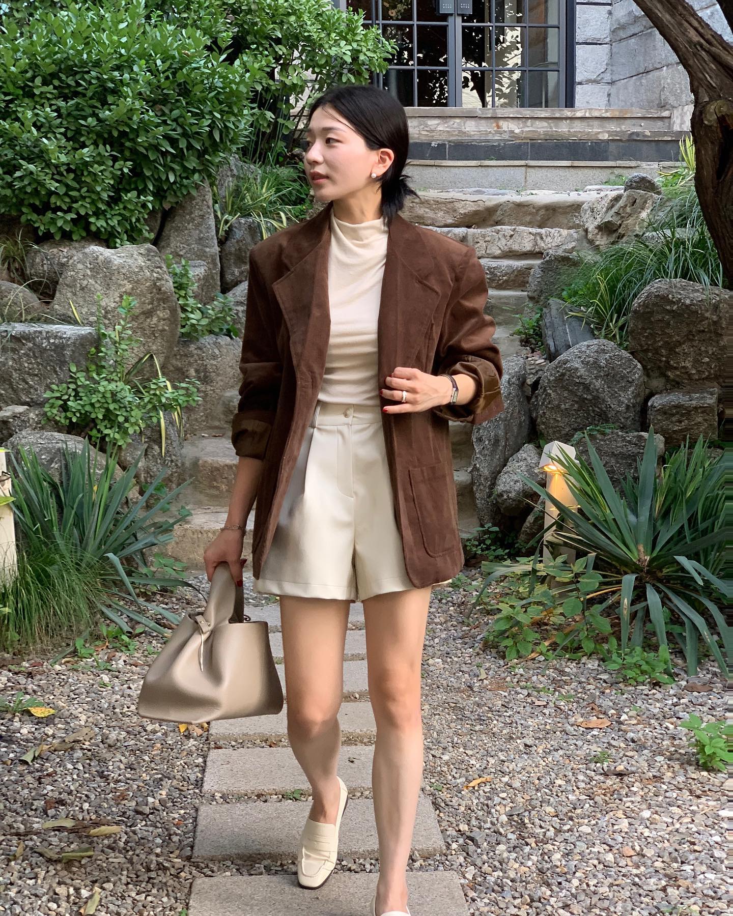 10 set áo blazer mỏng nhẹ cho thời tiết se lạnh - Ảnh 1. 10 set áo blazer mỏng nhẹ cho thời tiết se lạnh - Ảnh 1.