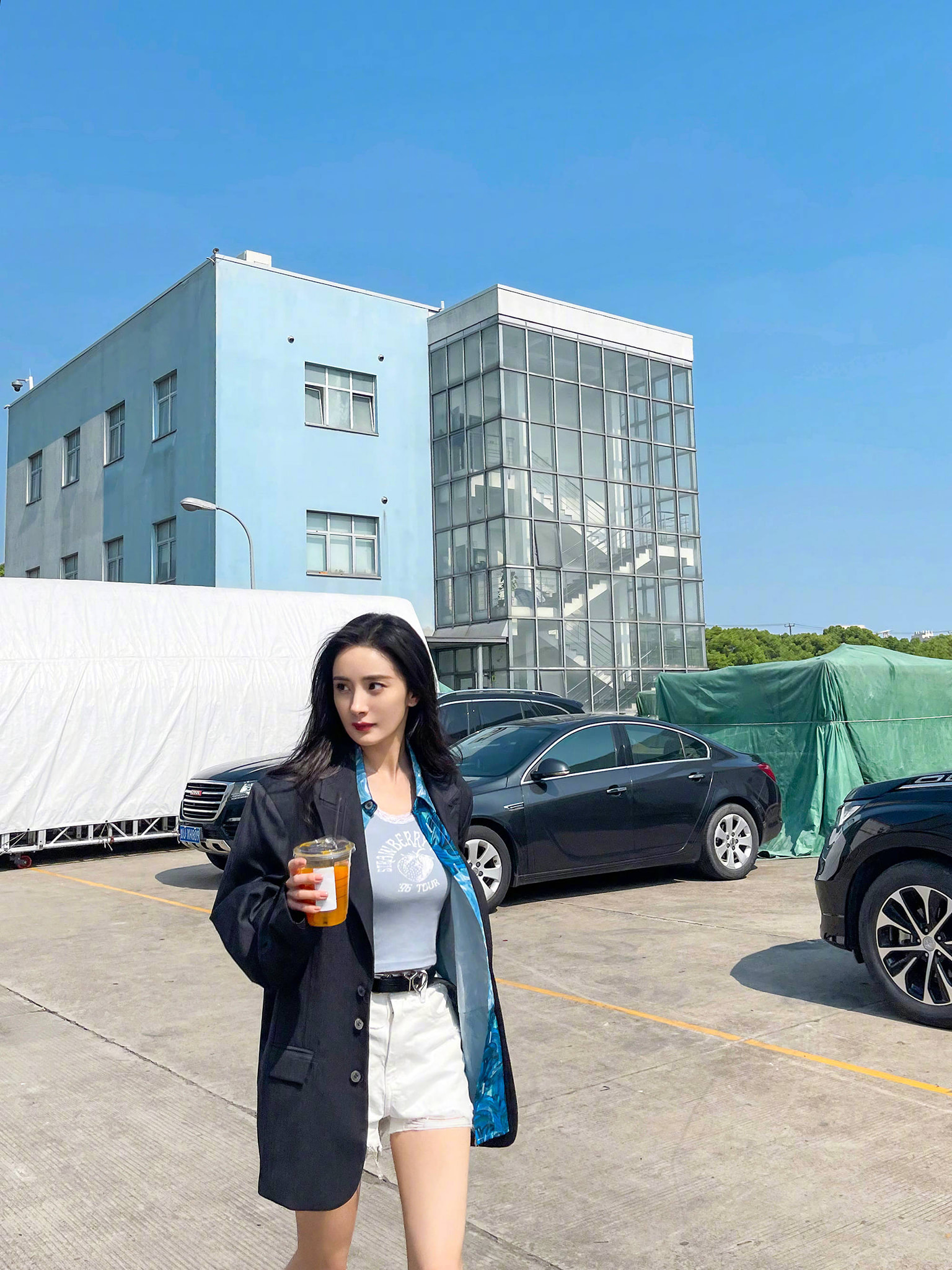 Học Dương Mịch vài chiêu lên đồ hack chiều cao với blazer dáng cơ bản - Ảnh 5. Học Dương Mịch vài chiêu lên đồ hack chiều cao với blazer dáng cơ bản - Ảnh 5.