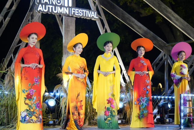 NTK Thu Hà gửi gắm thông điệp 'hãy sống như những đóa hoa' trong BST Suối hoa thu - Ảnh 4. NTK Thu Hà gửi gắm thông điệp 'hãy sống như những đóa hoa' trong BST Suối hoa thu - Ảnh 4.