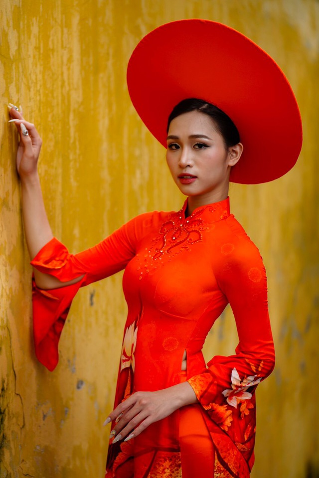 NTK Thu Hà gửi gắm thông điệp 'hãy sống như những đóa hoa' trong BST Suối hoa thu - Ảnh 9. NTK Thu Hà gửi gắm thông điệp 'hãy sống như những đóa hoa' trong BST Suối hoa thu - Ảnh 9.