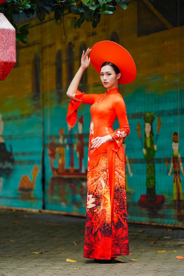 NTK Thu Hà gửi gắm thông điệp 'hãy sống như những đóa hoa' trong BST Suối hoa thu - Ảnh 7. NTK Thu Hà gửi gắm thông điệp 'hãy sống như những đóa hoa' trong BST Suối hoa thu - Ảnh 7.