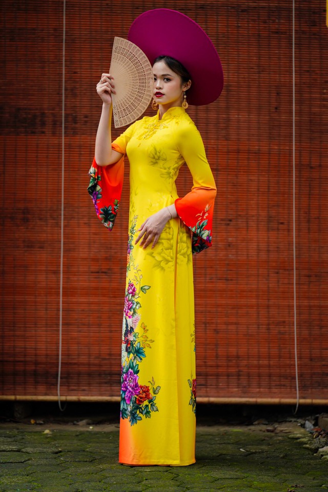 NTK Thu Hà gửi gắm thông điệp 'hãy sống như những đóa hoa' trong BST Suối hoa thu - Ảnh 6. NTK Thu Hà gửi gắm thông điệp 'hãy sống như những đóa hoa' trong BST Suối hoa thu - Ảnh 6.