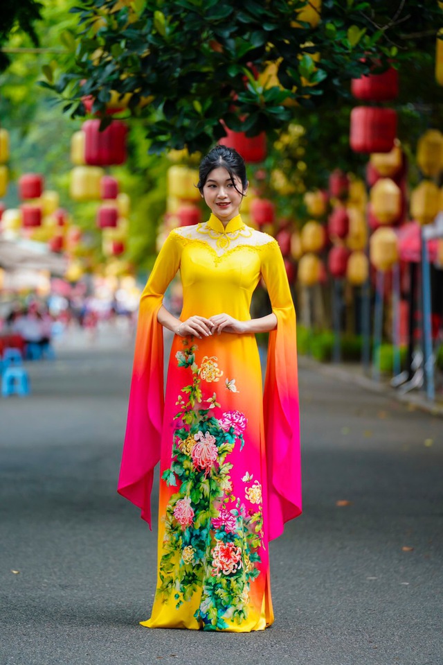 NTK Thu Hà gửi gắm thông điệp 'hãy sống như những đóa hoa' trong BST Suối hoa thu - Ảnh 8. NTK Thu Hà gửi gắm thông điệp 'hãy sống như những đóa hoa' trong BST Suối hoa thu - Ảnh 8.
