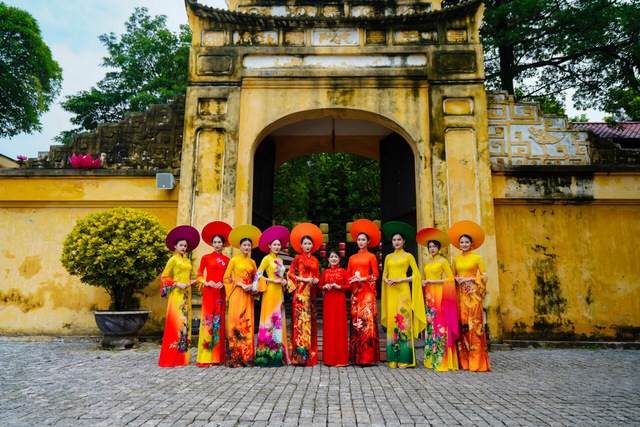 NTK Thu Hà gửi gắm thông điệp 'hãy sống như những đóa hoa' trong BST Suối hoa thu - Ảnh 11. NTK Thu Hà gửi gắm thông điệp 'hãy sống như những đóa hoa' trong BST Suối hoa thu - Ảnh 11.