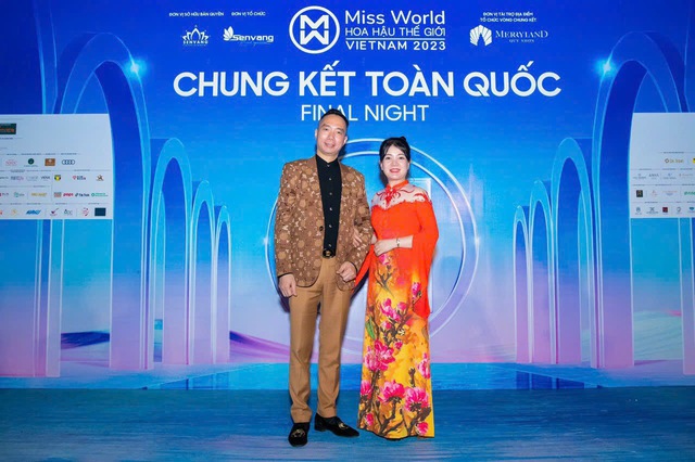 NTK Thu Hà gửi gắm thông điệp 'hãy sống như những đóa hoa' trong BST Suối hoa thu - Ảnh 2. NTK Thu Hà gửi gắm thông điệp 'hãy sống như những đóa hoa' trong BST Suối hoa thu - Ảnh 2.
