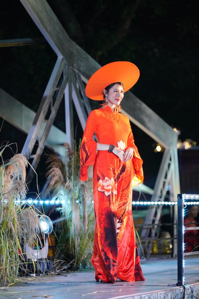 NTK Thu Hà gửi gắm thông điệp 'hãy sống như những đóa hoa' trong BST Suối hoa thu - Ảnh 5. NTK Thu Hà gửi gắm thông điệp 'hãy sống như những đóa hoa' trong BST Suối hoa thu - Ảnh 5.