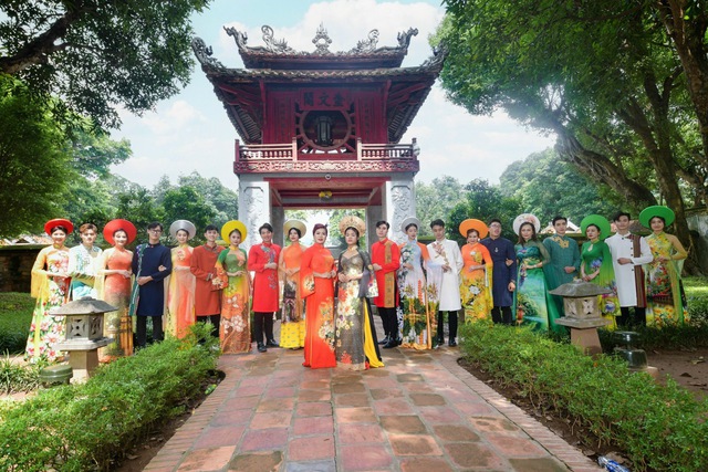 Người mẫu 12 tuổi khoe sắc trong BST 'Hương sắc mùa thu' của NTK Thúy Hằng
- Ảnh 1. Người mẫu 12 tuổi khoe sắc trong BST 'Hương sắc mùa thu' của NTK Thúy Hằng
- Ảnh 1.