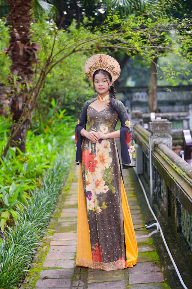 Người mẫu 12 tuổi khoe sắc trong BST 'Hương sắc mùa thu' của NTK Thúy Hằng
- Ảnh 4. Người mẫu 12 tuổi khoe sắc trong BST 'Hương sắc mùa thu' của NTK Thúy Hằng
- Ảnh 4.