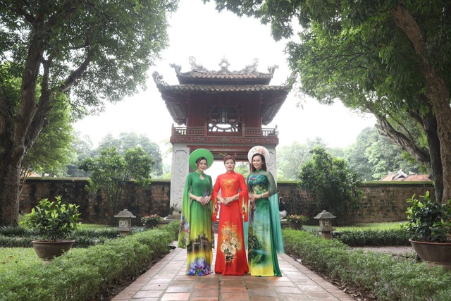 Người mẫu 12 tuổi khoe sắc trong BST 'Hương sắc mùa thu' của NTK Thúy Hằng
- Ảnh 2. Người mẫu 12 tuổi khoe sắc trong BST 'Hương sắc mùa thu' của NTK Thúy Hằng
- Ảnh 2.