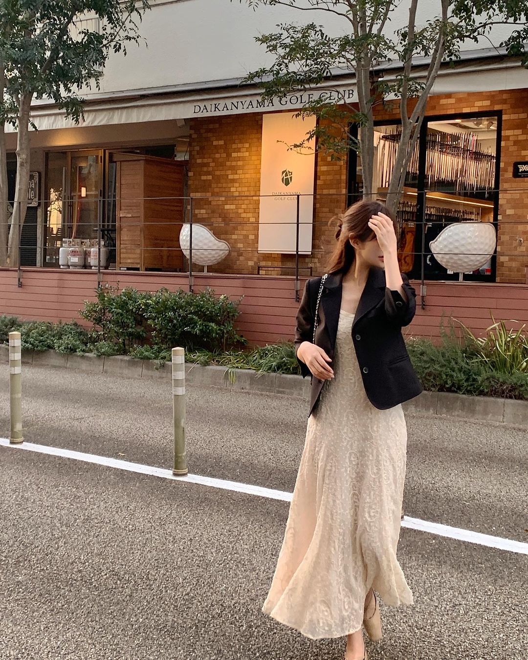 9 cách diện blazer đen thanh lịch, tôn dáng trong mùa lạnh - Ảnh 3. 9 cách diện blazer đen thanh lịch, tôn dáng trong mùa lạnh - Ảnh 3.