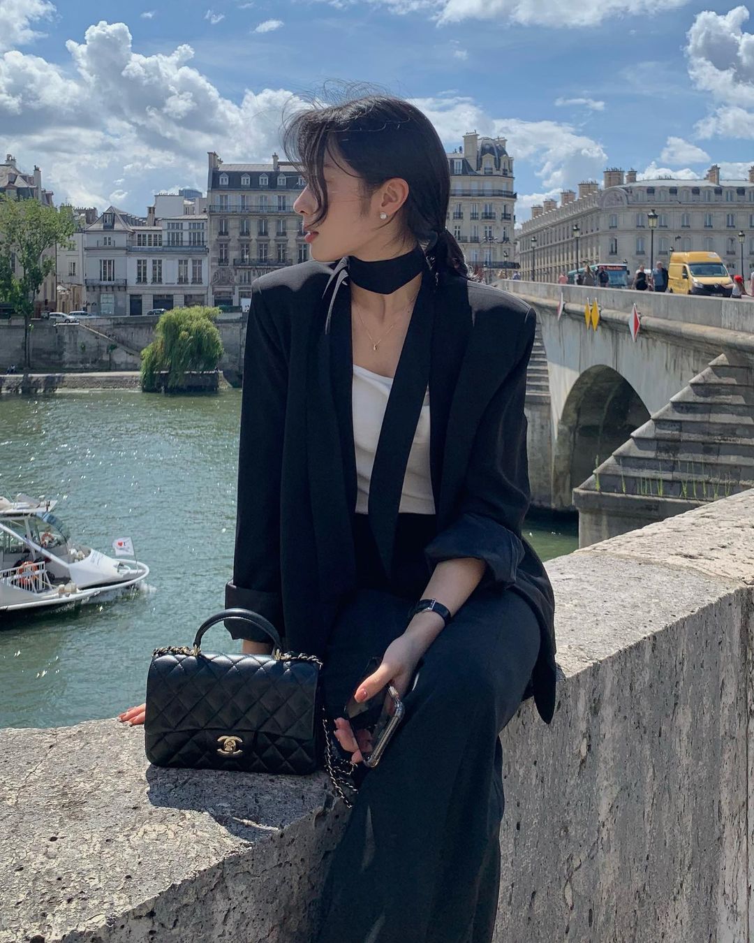 9 cách diện blazer đen thanh lịch, tôn dáng trong mùa lạnh - Ảnh 1. 9 cách diện blazer đen thanh lịch, tôn dáng trong mùa lạnh - Ảnh 1.