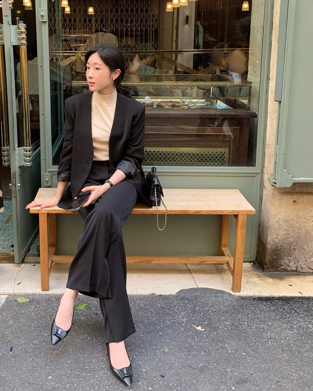 9 cách diện blazer đen thanh lịch, tôn dáng trong mùa lạnh - Ảnh 8. 9 cách diện blazer đen thanh lịch, tôn dáng trong mùa lạnh - Ảnh 8.