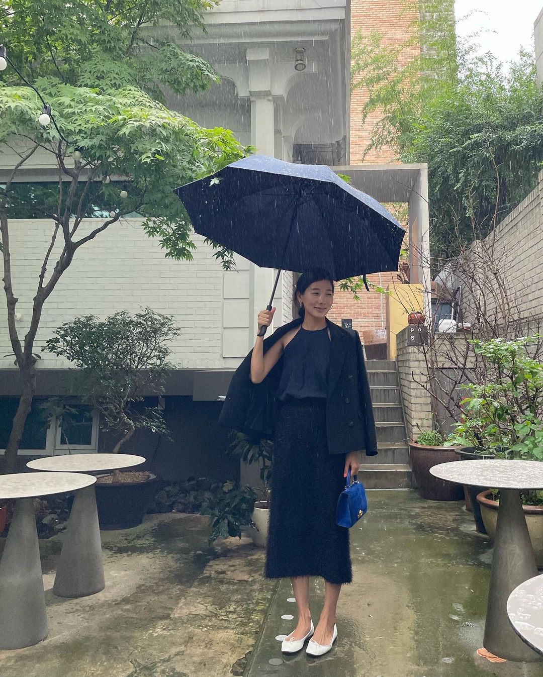 9 cách diện blazer đen thanh lịch, tôn dáng trong mùa lạnh - Ảnh 10. 9 cách diện blazer đen thanh lịch, tôn dáng trong mùa lạnh - Ảnh 10.