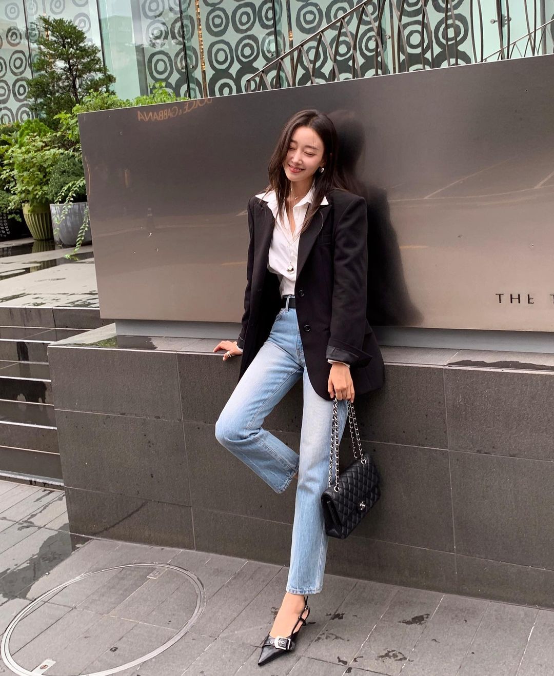 9 cách diện blazer đen thanh lịch, tôn dáng trong mùa lạnh - Ảnh 2. 9 cách diện blazer đen thanh lịch, tôn dáng trong mùa lạnh - Ảnh 2.