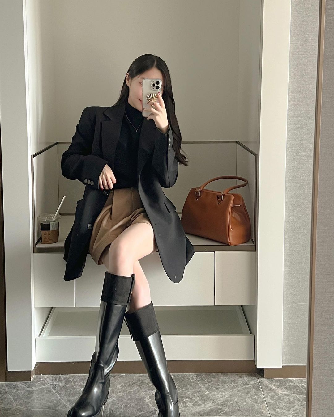 9 cách diện blazer đen thanh lịch, tôn dáng trong mùa lạnh - Ảnh 5. 9 cách diện blazer đen thanh lịch, tôn dáng trong mùa lạnh - Ảnh 5.